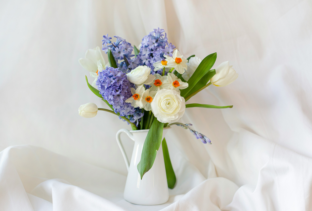 небобычный букет цветов в белой вазе